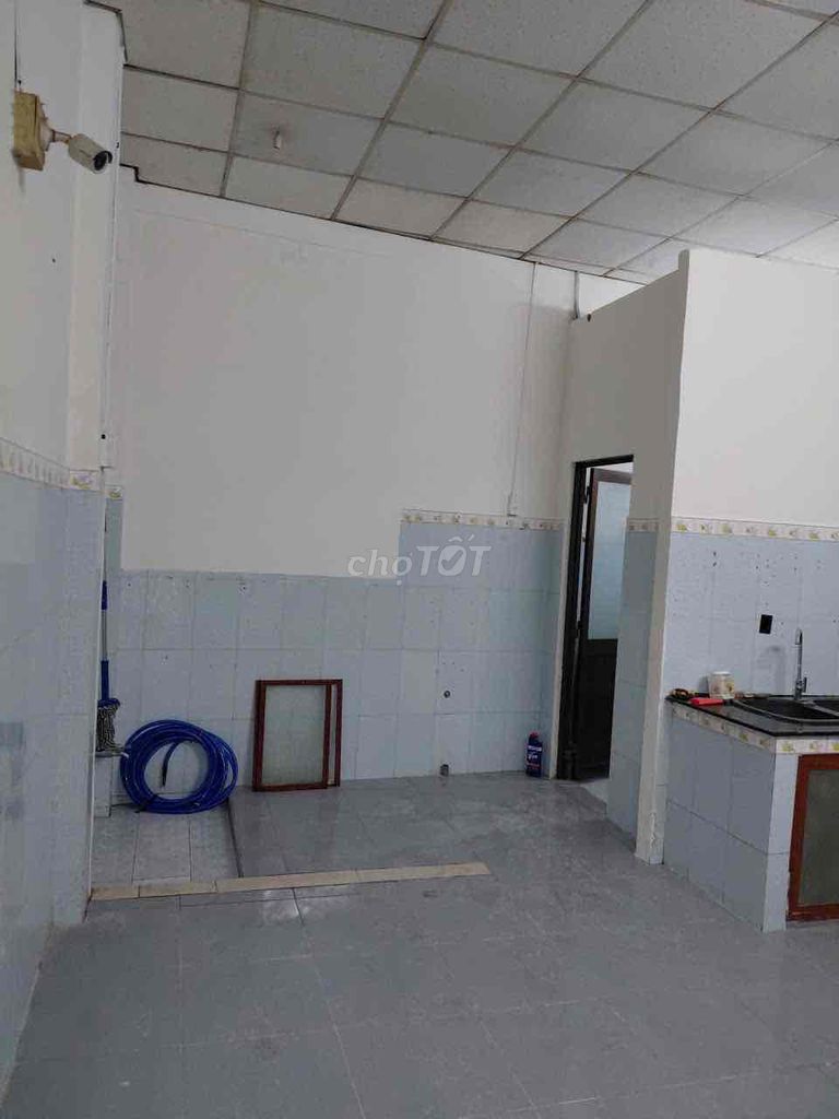 The truck yard 6 x22 2 bedrooms. A toilet near Phú Hữu.
