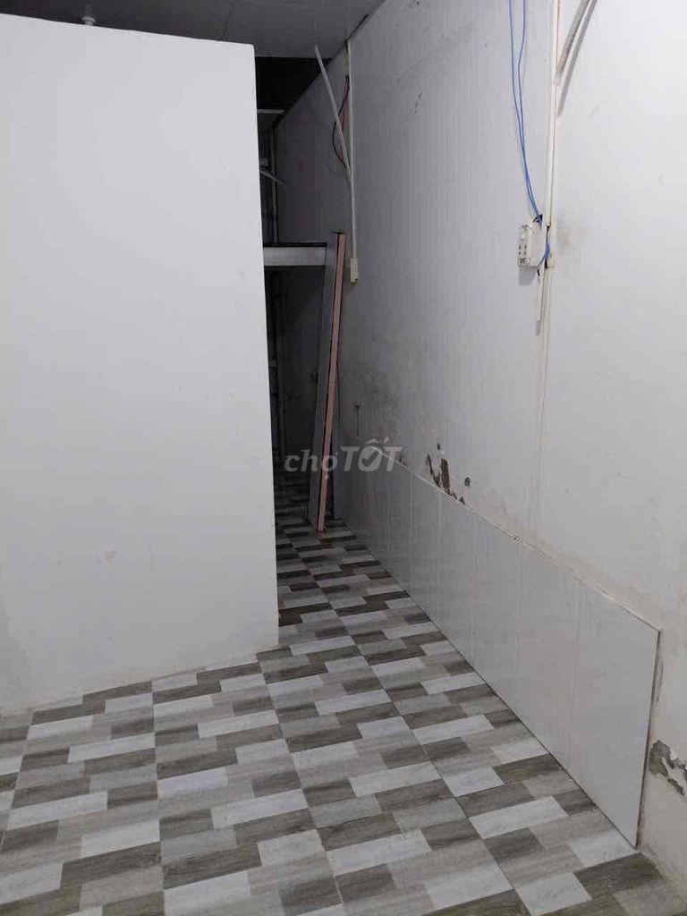 The truck yard 6 x22 2 bedrooms. A toilet near Phú Hữu.
