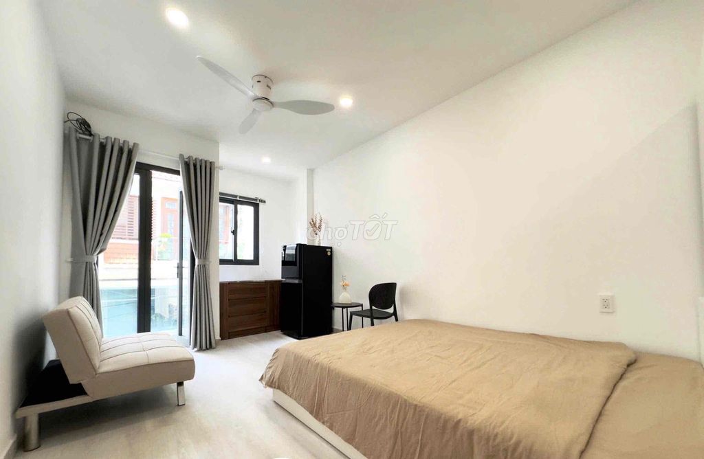 The big balcony studio in the 10th district near the University of Science, ueh, huflit, vh mall