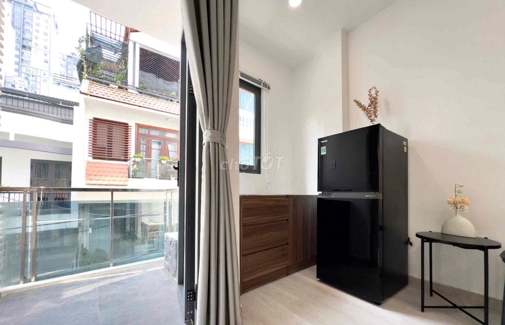 The big balcony studio in the 10th district near the University of Science, ueh, huflit, vh mall