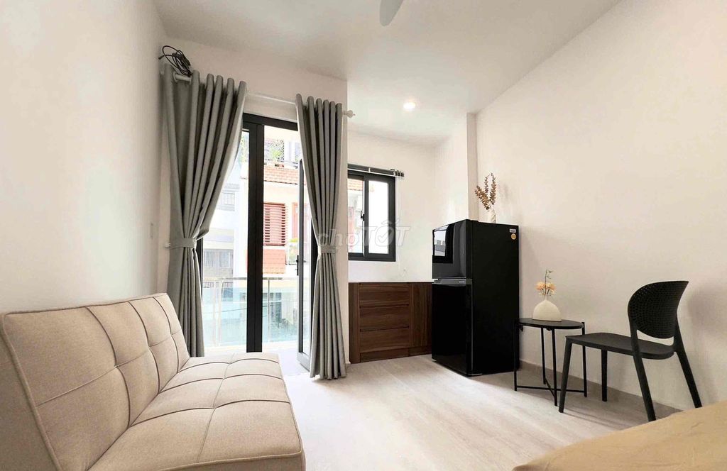 The big balcony studio in the 10th district near the University of Science, ueh, huflit, vh mall