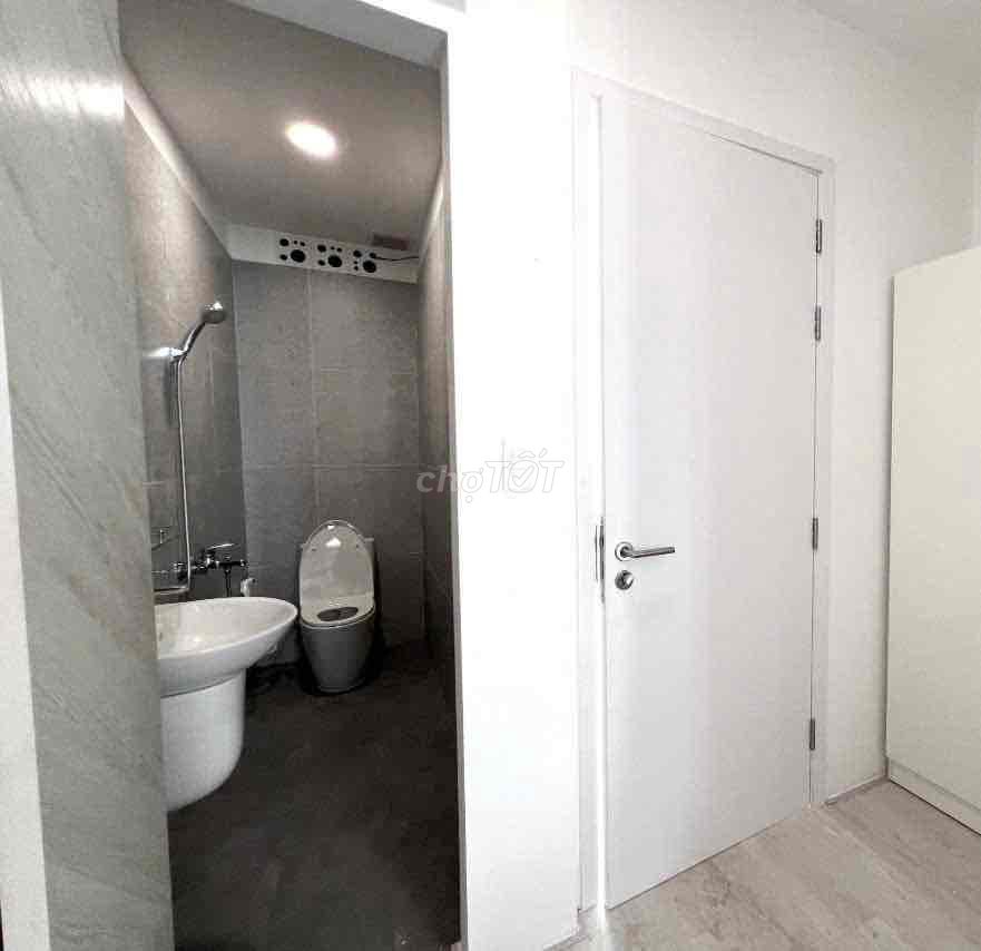 The big balcony studio in the 10th district near the University of Science, ueh, huflit, vh mall