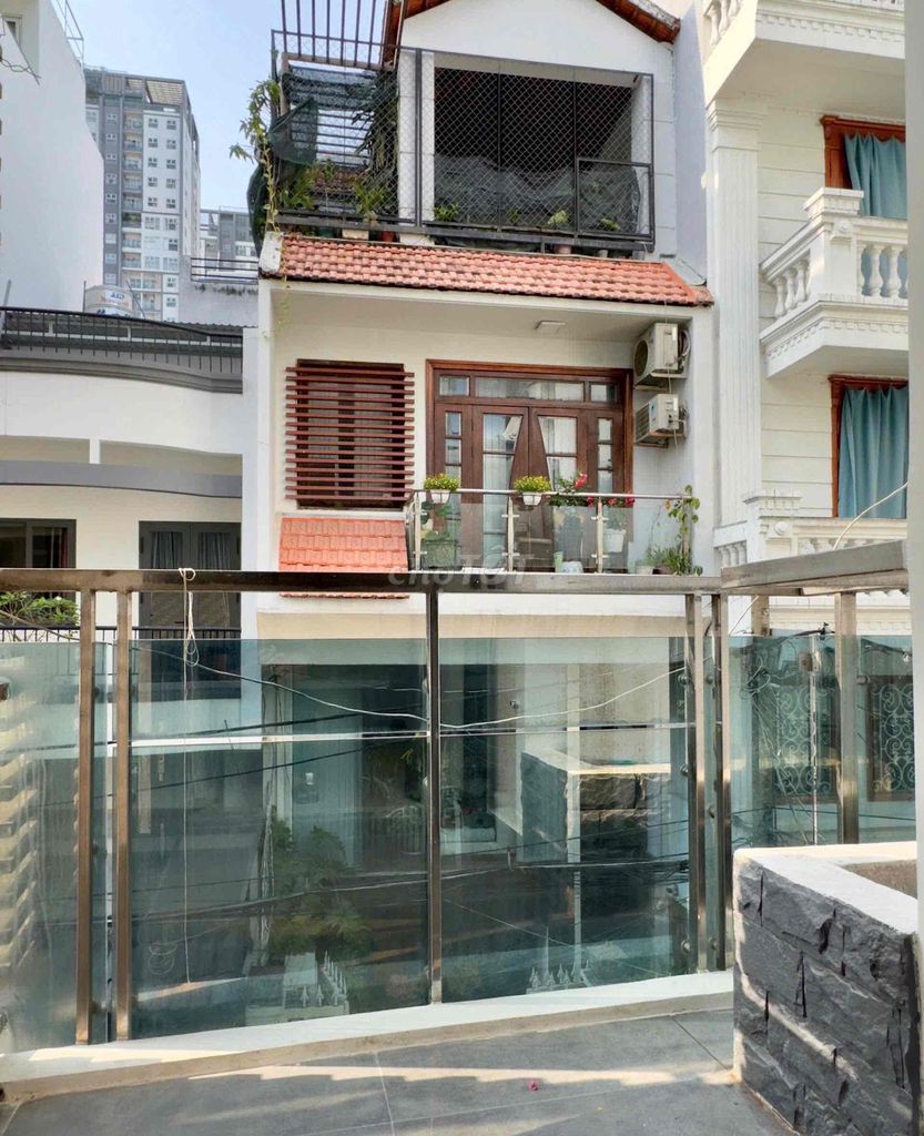 The big balcony studio in the 10th district near the University of Science, ueh, huflit, vh mall