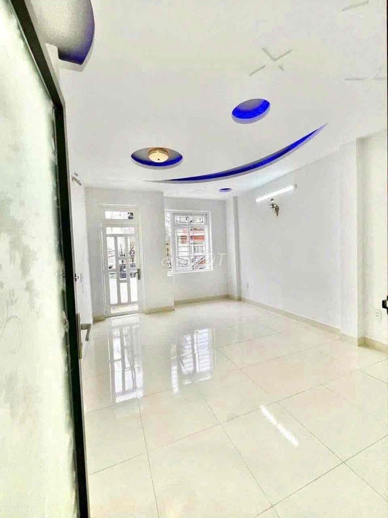 New home. 4 bedrooms.
