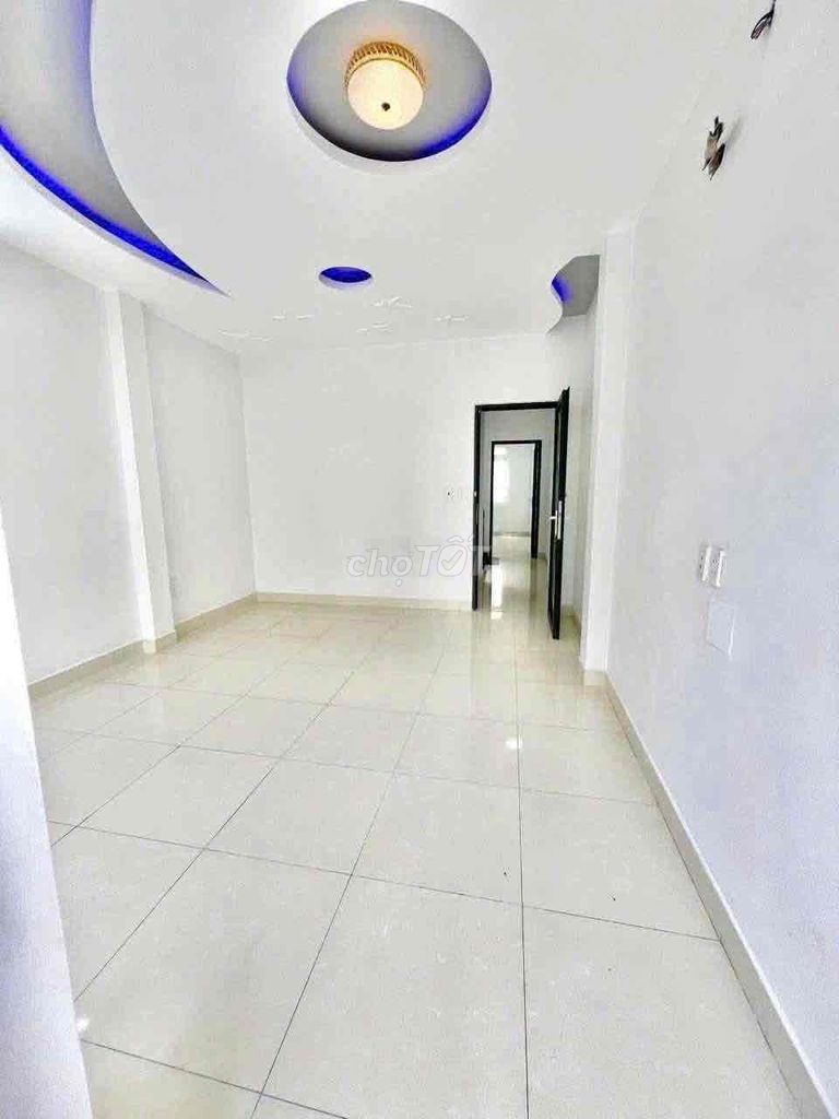 New home. 4 bedrooms.