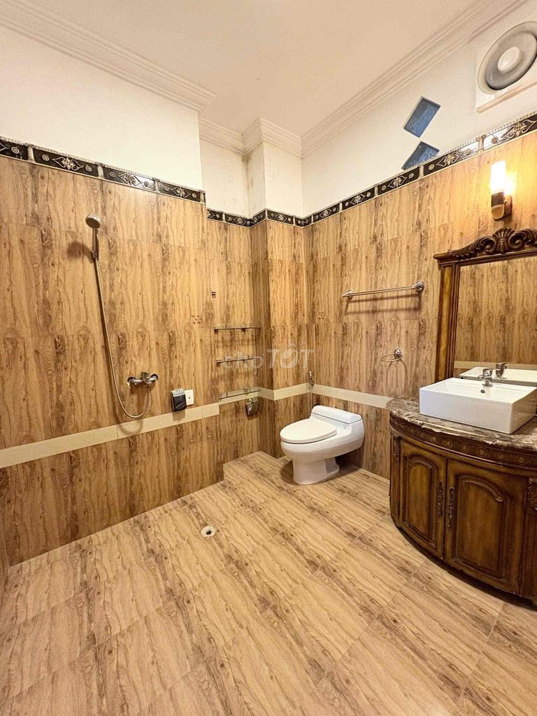 Rent a 40-foot bedroom full of Vyntage right on the TV station at 7 mx