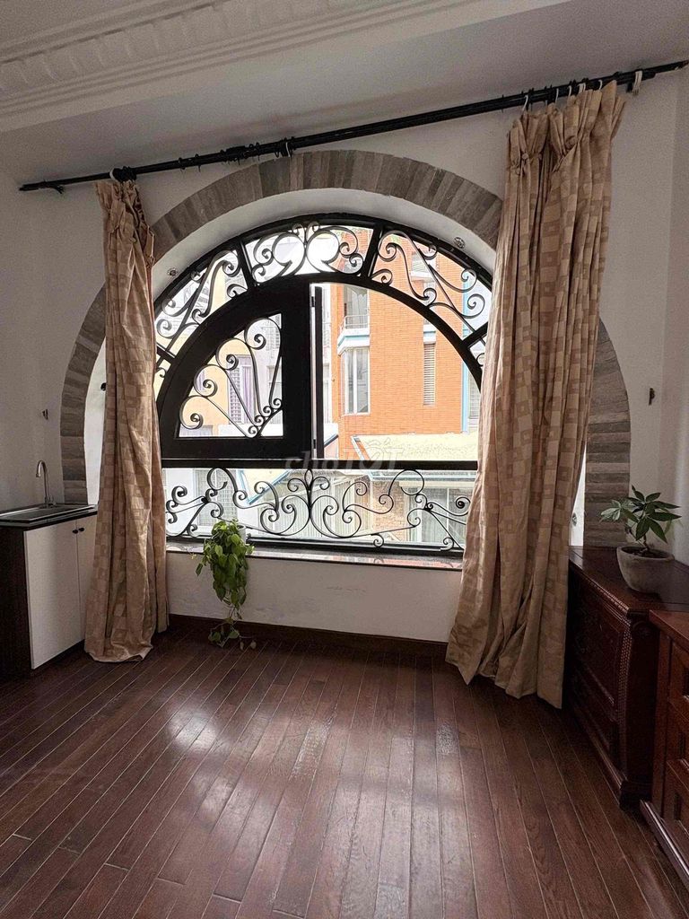 Rent a 40-foot bedroom full of Vyntage right on the TV station at 7 mx