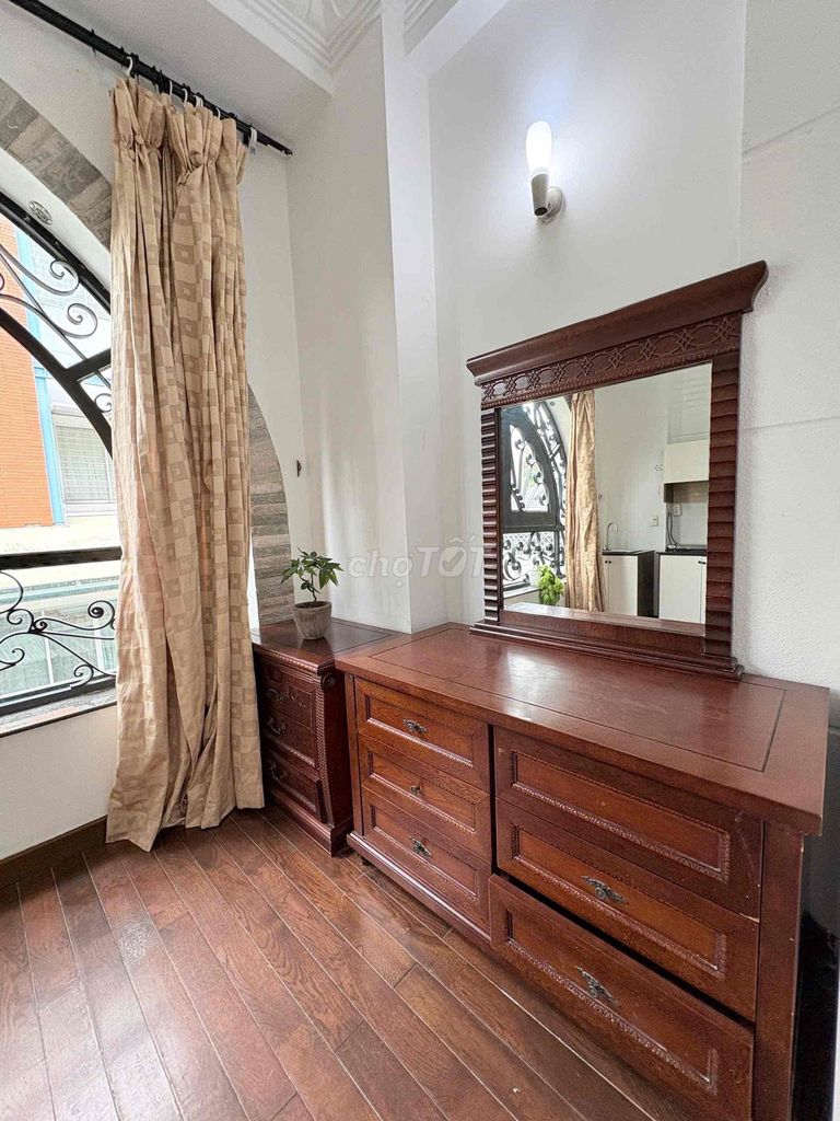Rent a 40-foot bedroom full of Vyntage right on the TV station at 7 mx