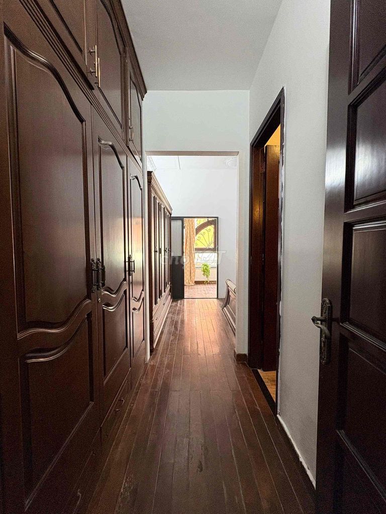 Rent a 40-foot bedroom full of Vyntage right on the TV station at 7 mx