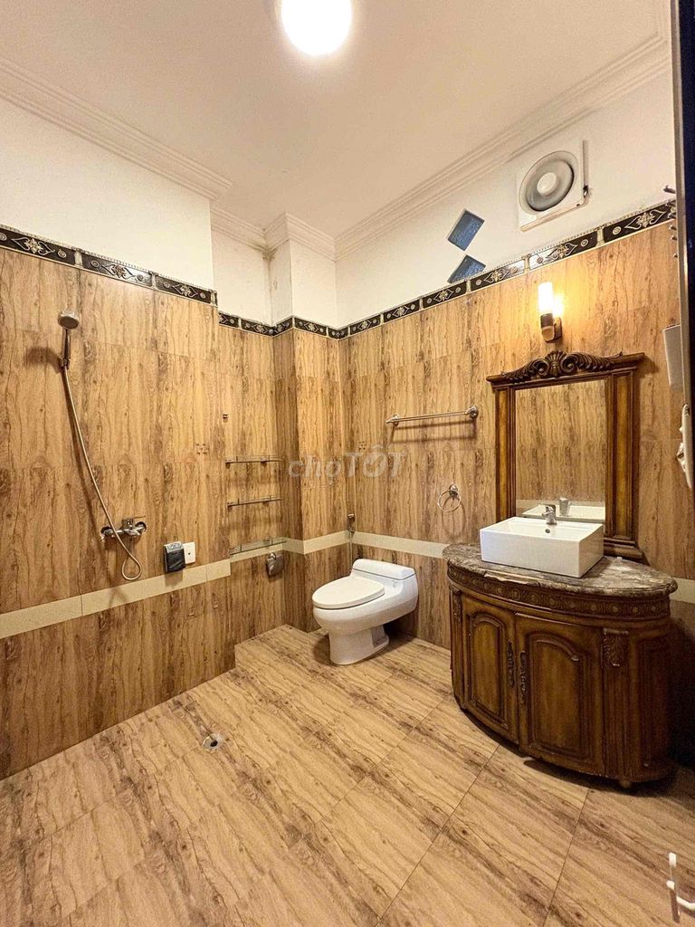 Rent a 40-foot bedroom full of Vyntage right on the TV station at 7 mx