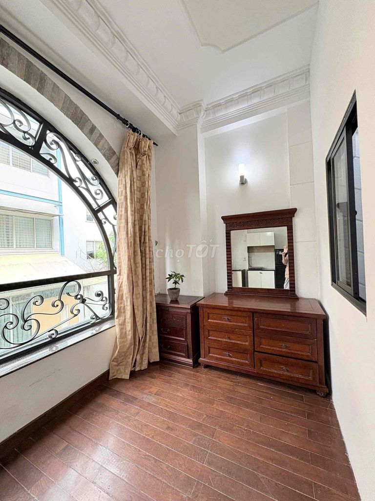 Rent a 40-foot bedroom full of Vyntage right on the TV station at 7 mx