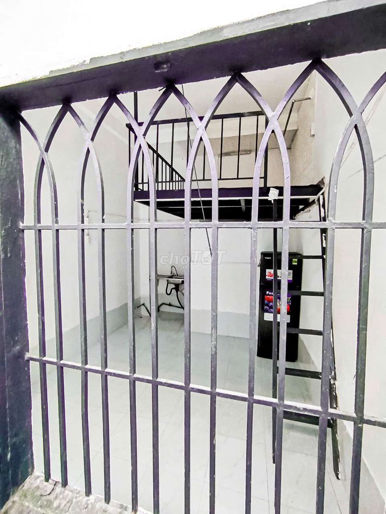 A low-security hotel 300 meters from New America's Market, District 7