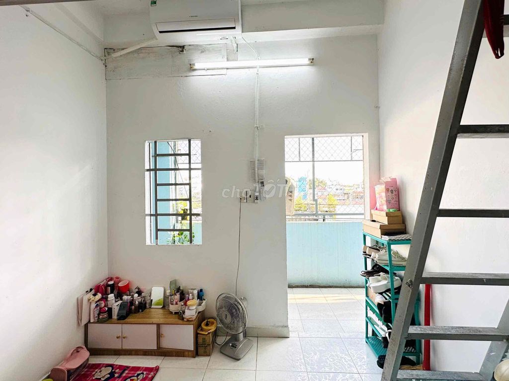 Rent the balcony, second floor, near Amall Tân Phú, commercial.