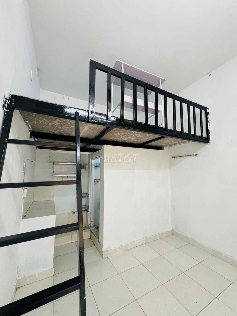 Rent the balcony, second floor, near Amall Tân Phú, commercial.