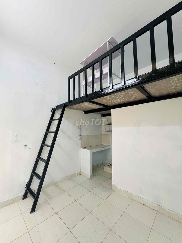 Rent the balcony, second floor, near Amall Tân Phú, commercial.