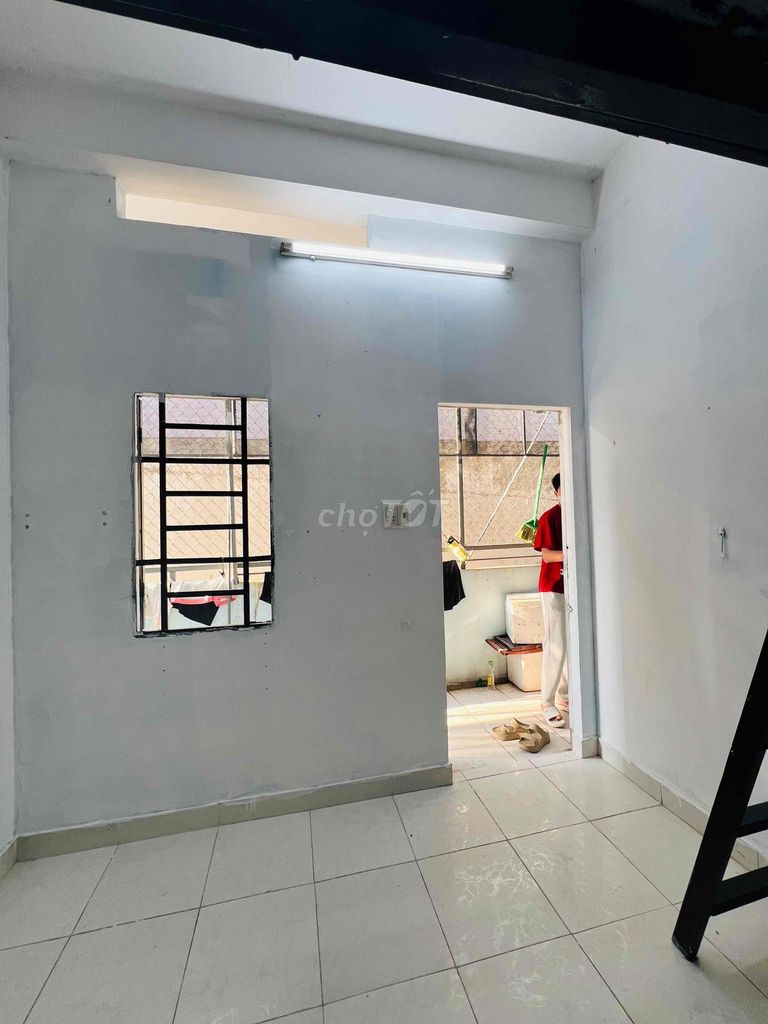 Rent the balcony, second floor, near Amall Tân Phú, commercial.