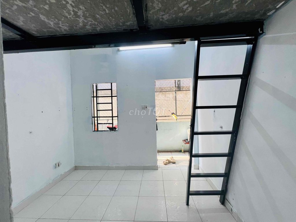 Rent the balcony, second floor, near Amall Tân Phú, commercial.