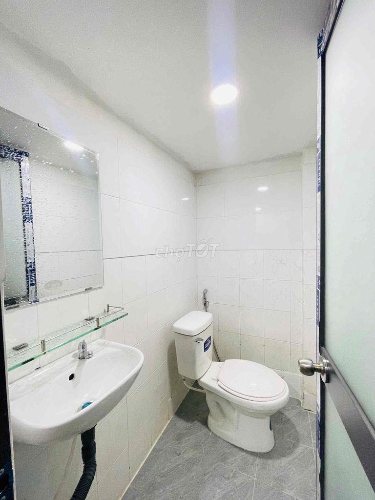 Cheap motel-- high guard--the air conditioning--the end of Nguyễn Oanh.