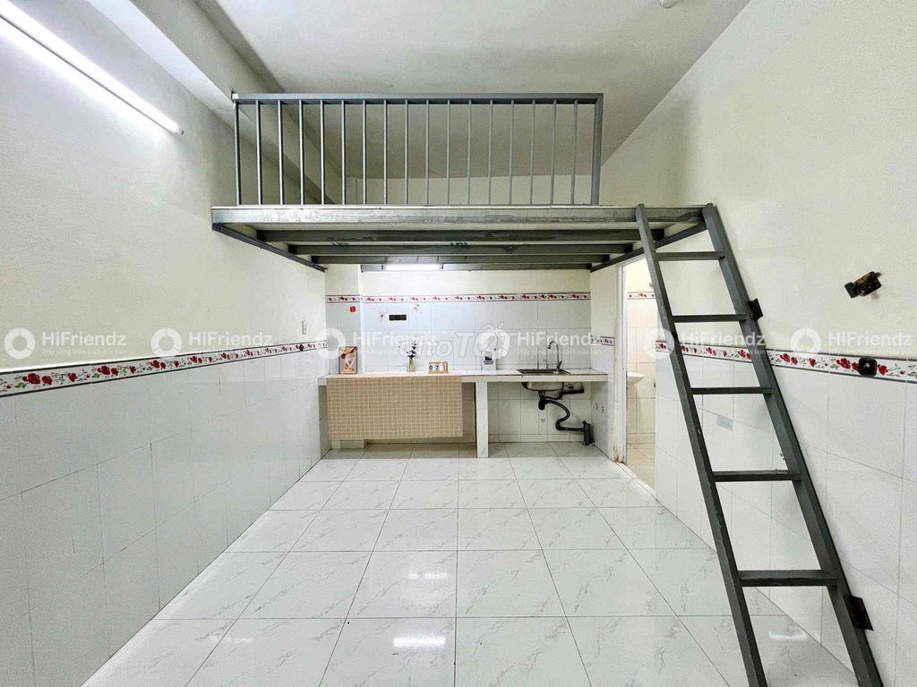 - Clear the upper guard room. - Right there.