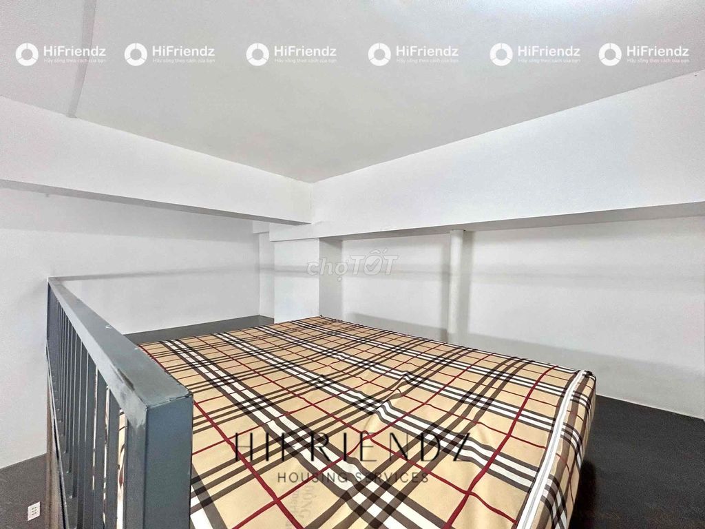 It's a new studio built full of super-high interiors - sky windows - with Bancol
