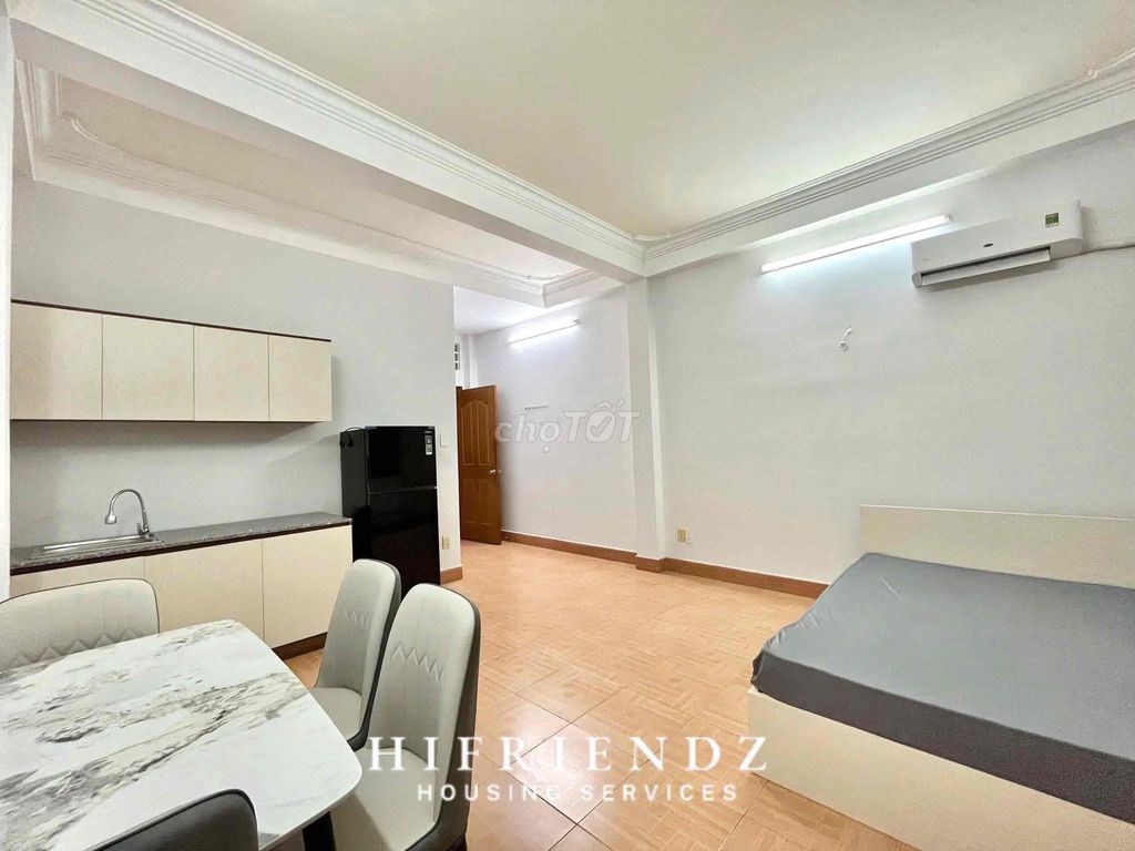 The window studio is clear 35 meters wide right in parc mall District 8