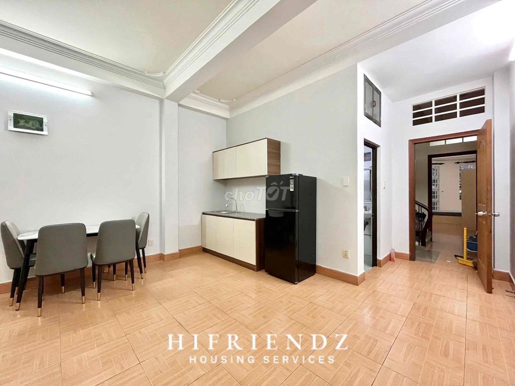 The window studio is clear 35 meters wide right in parc mall District 8