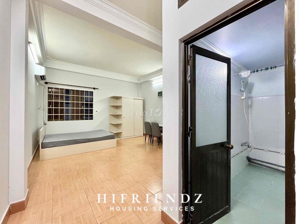 The window studio is clear 35 meters wide right in parc mall District 8