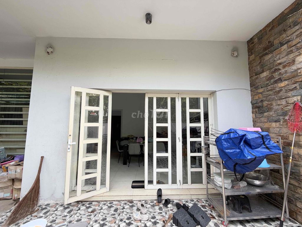 Rent house, 100 meters.