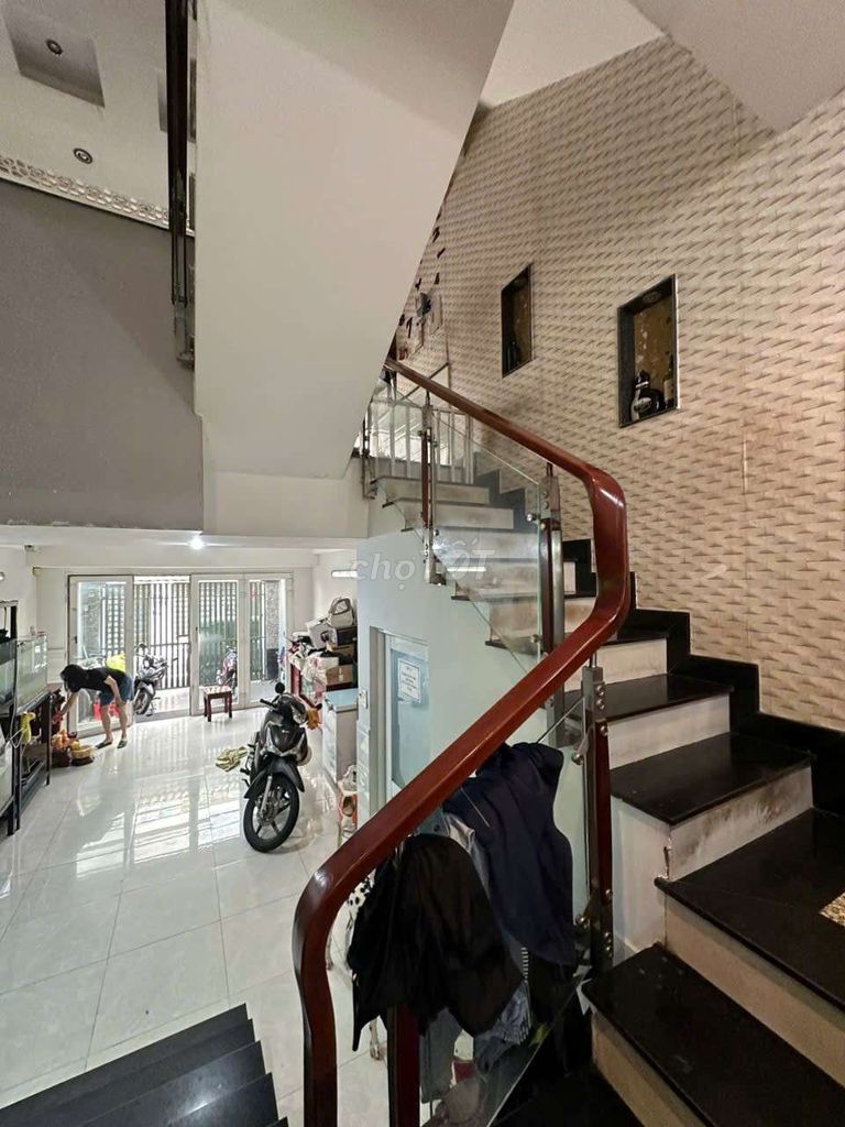 Rent a four-story building full-story furniture at 35 million a month.