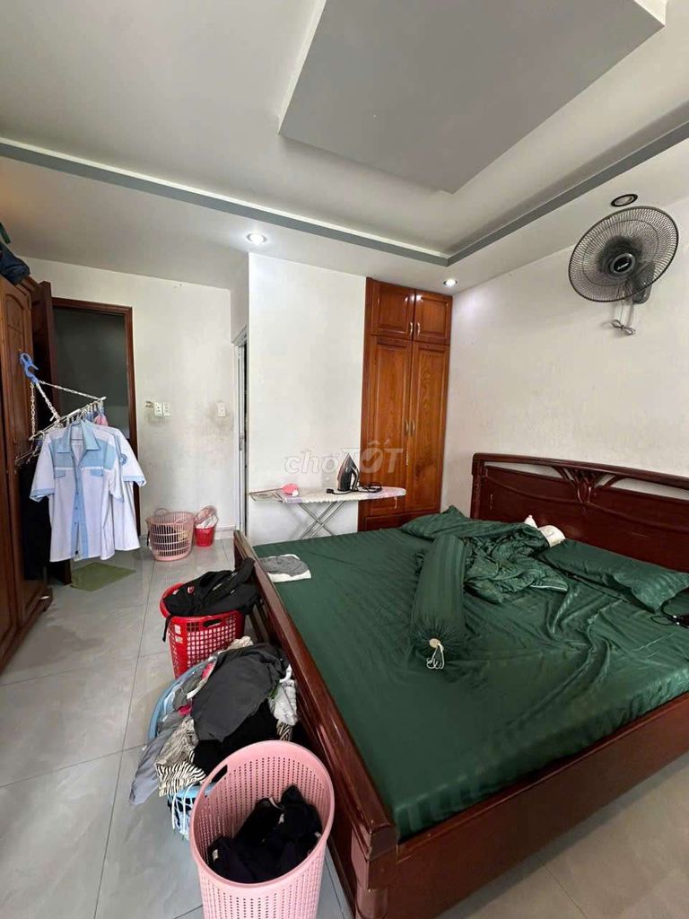 Rent a four-story building full-story furniture at 35 million a month.