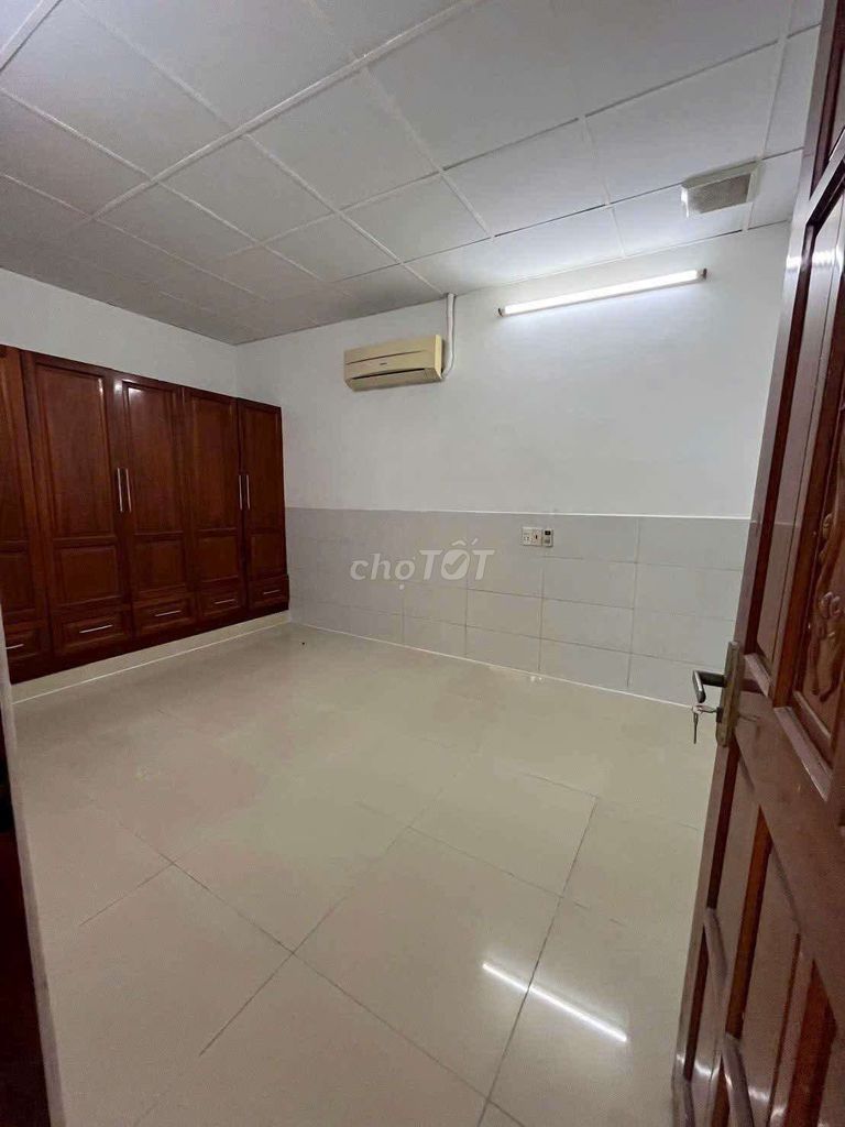 The C4 100m2 rent has interior - at the gates of the competition.