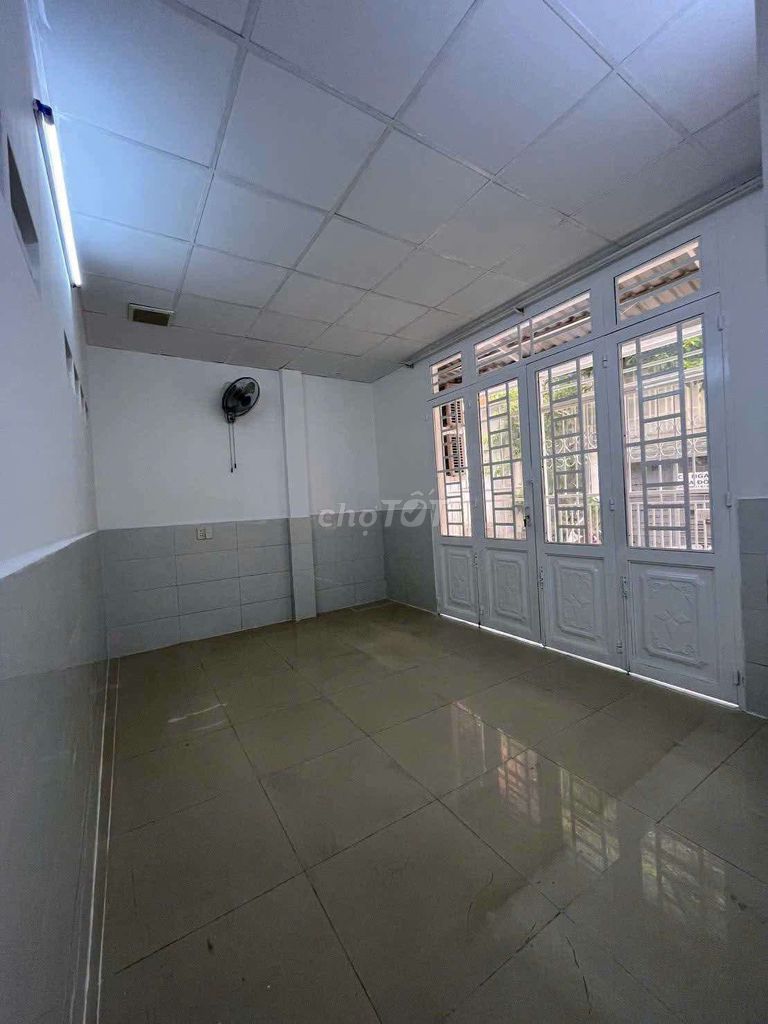 The C4 100m2 rent has interior - at the gates of the competition.