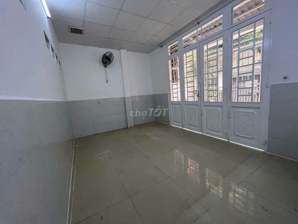 The C4 100m2 rent has interior - at the gates of the competition.