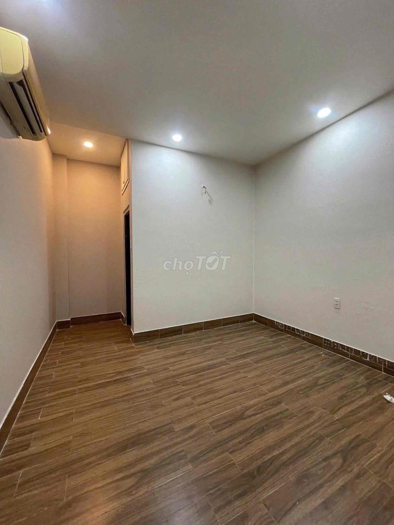 The empty motel near Bình Thành market needs rent