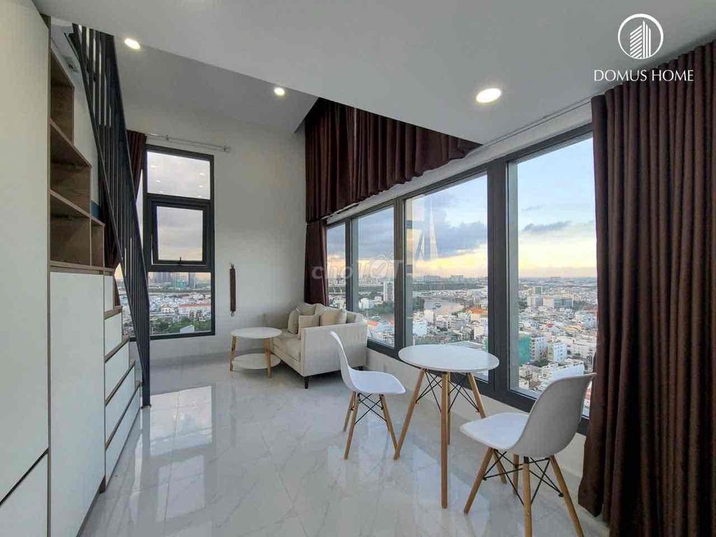 Rent the balcony-- Nguyễn Thị Thập cash--right on top.
