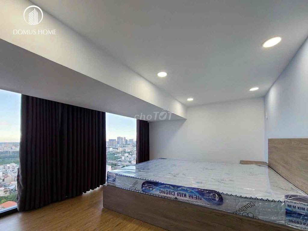Rent the balcony-- Nguyễn Thị Thập cash--right on top.