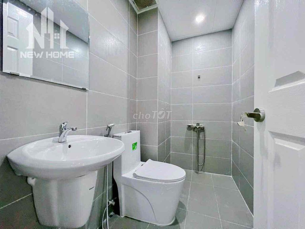 The window room is 30 meters2, full interior is 75 Hoàng Sa district 1