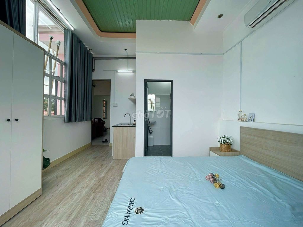A clear balcony studio full interior
