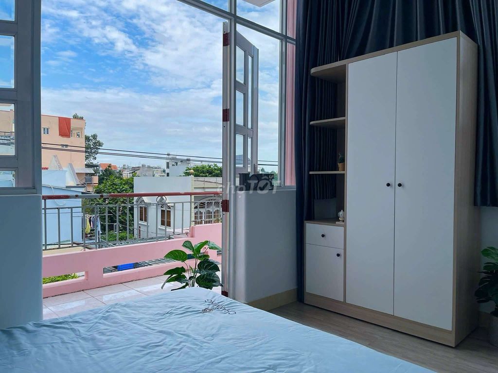 A clear balcony studio full interior