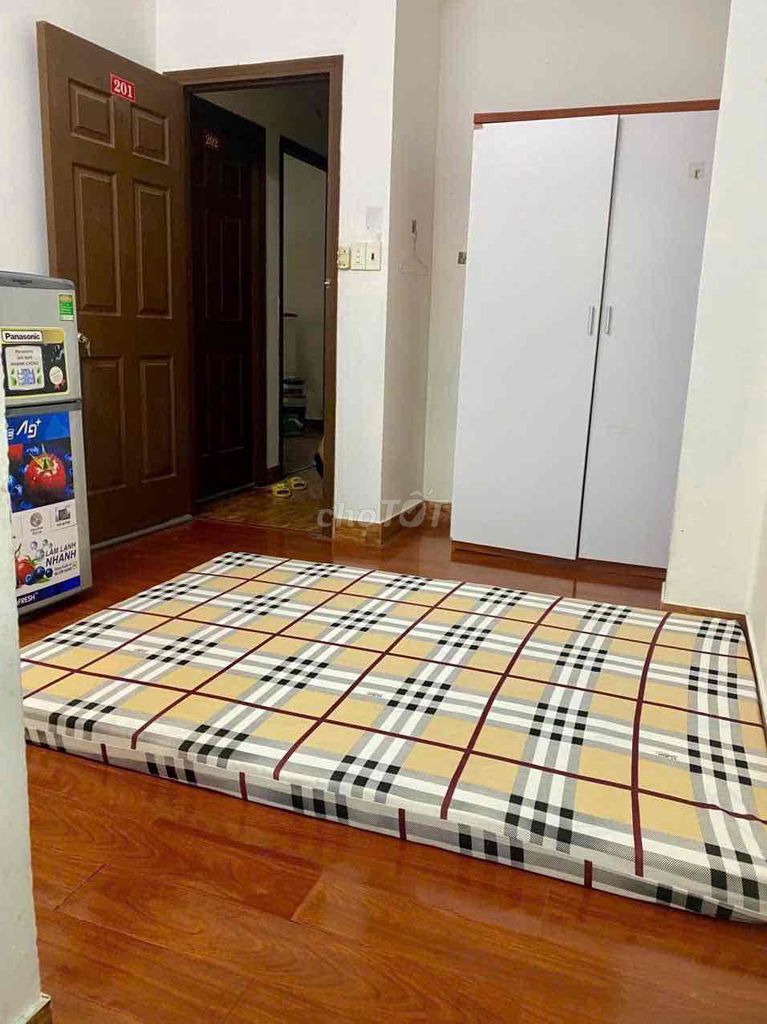 Cheap hotel room with windows, kitchen - elevator at Nguyễn Trãi District 1