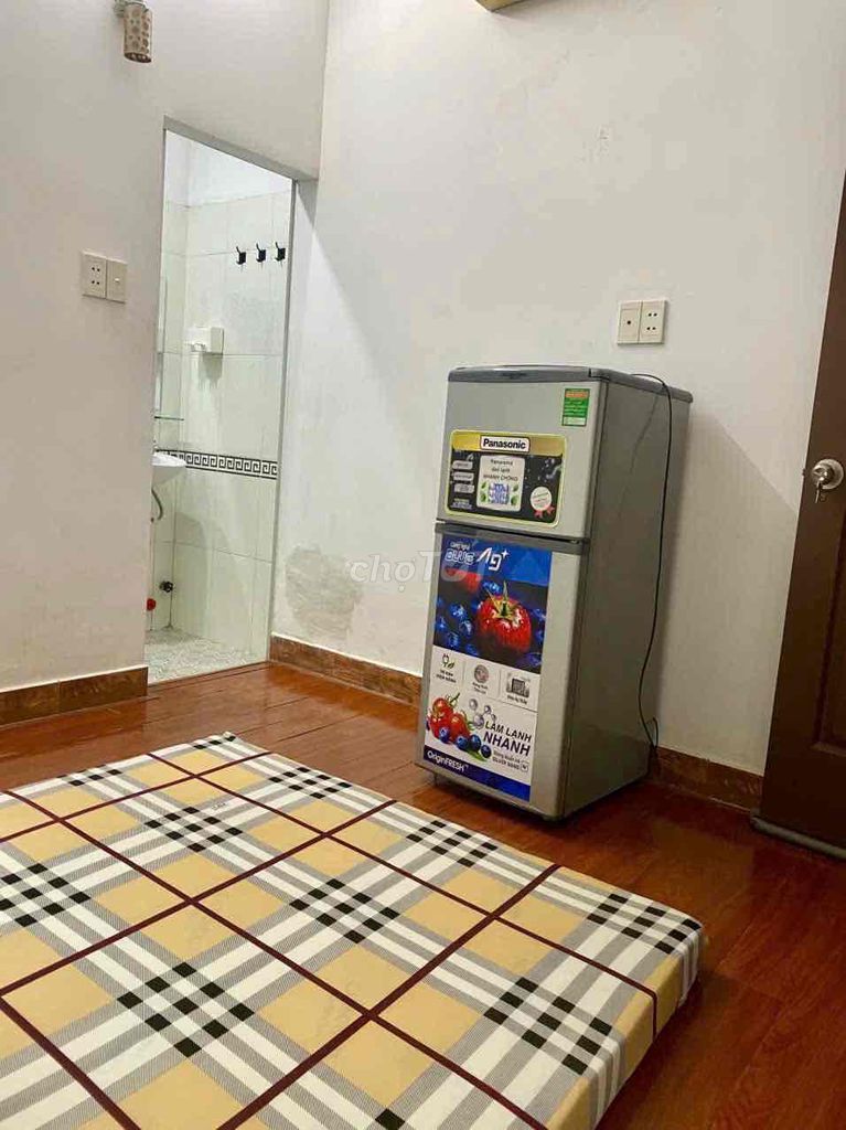 Cheap hotel room with windows, kitchen - elevator at Nguyễn Trãi District 1