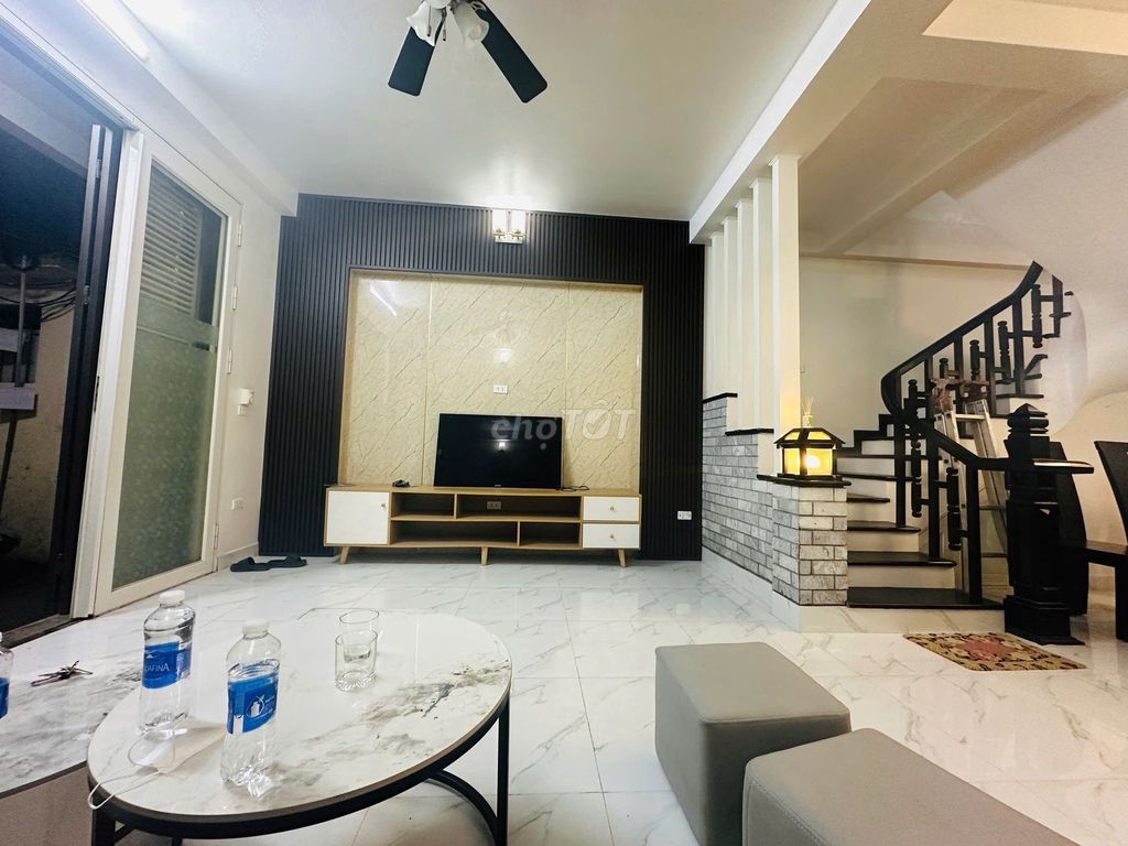 Qq, 4 private homes, sleeping, gardening, beautiful furniture, open houses.