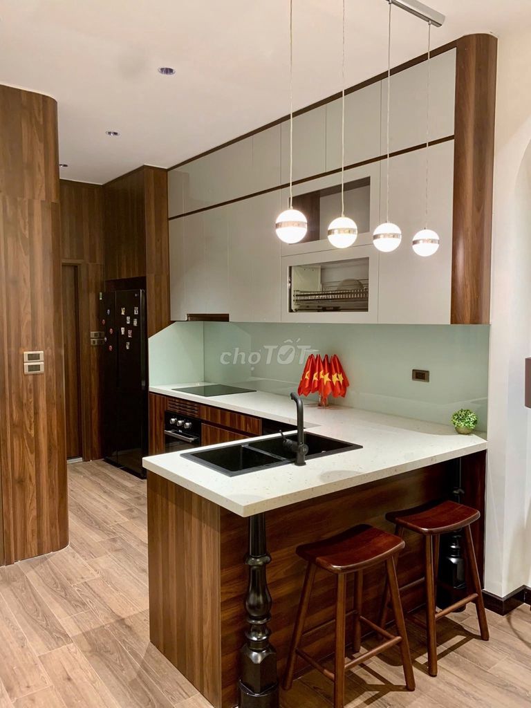 Rent the house right next to Vin 2, 5 floors with elevators, full interior.