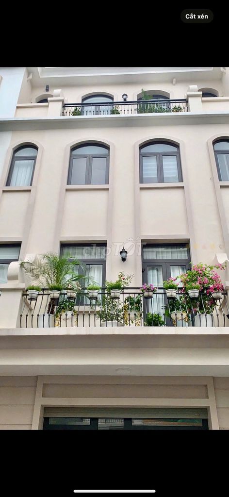 Rent the house right next to Vin 2, 5 floors with elevators, full interior.