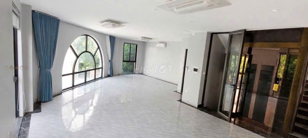 Rent building at 120 meters, 5 floors, elevators at Ocean City.