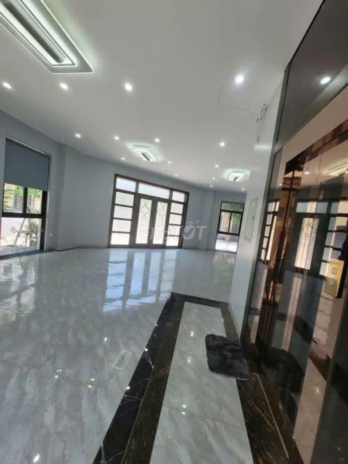 Rent building at 120 meters, 5 floors, elevators at Ocean City.