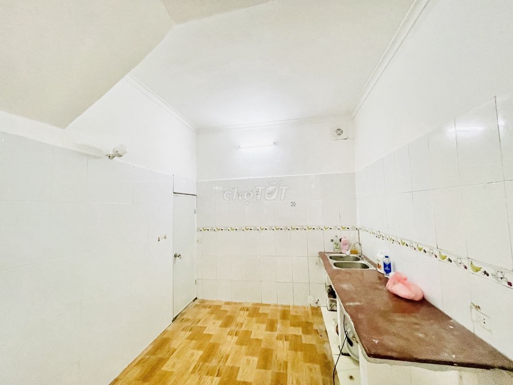 Renting the entire building of 214 nguyễn xiển -- from 8 million a month.