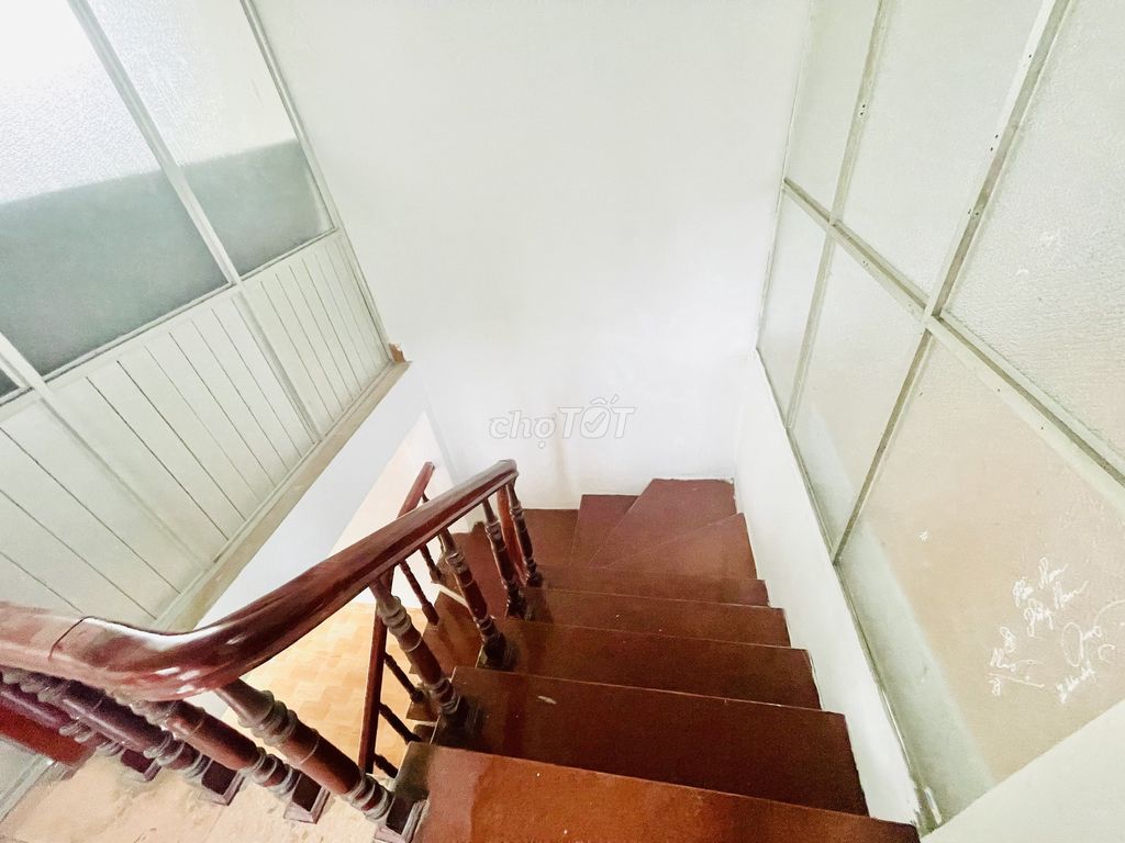 Renting the entire building of 214 nguyễn xiển -- from 8 million a month.