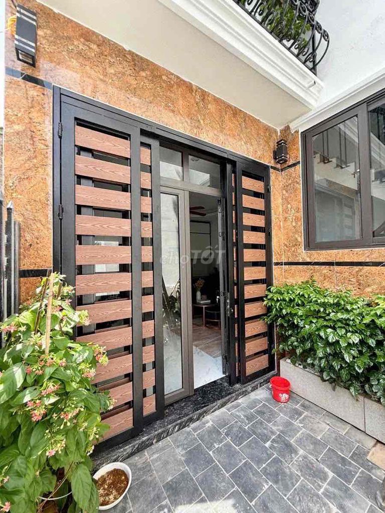 It's the owner of the Lạc Long Quân private rent area of 45 M 5th floor bedroom 4th floor.