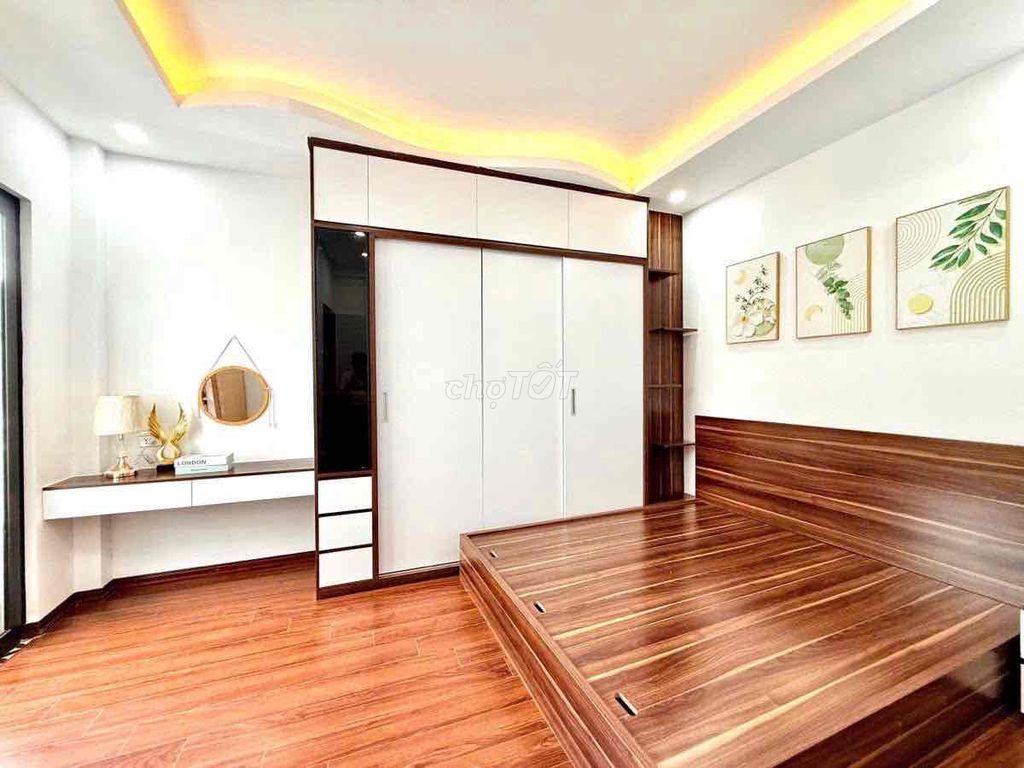 It's the owner of the Lạc Long Quân private rent area of 45 M 5th floor bedroom 4th floor.